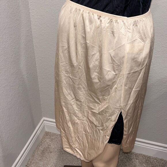 Vintage Vanity fair half slip w/ lace trimmed slit - Picture 2 of 5